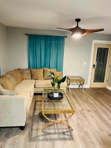 Χώρος καθιστικού στο 3bdrm Fruit Tree Home near downtown Orlando