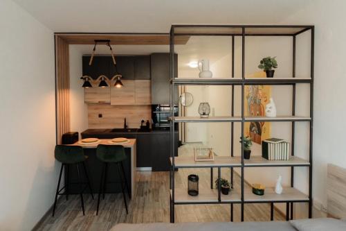 un piccolo appartamento con cucina e soggiorno di Apartman Resident a Sombor
