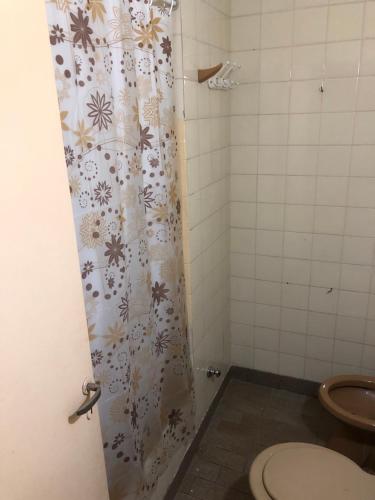 a bathroom with a shower curtain and a toilet at Departamento 4 dormitorio in Corrientes