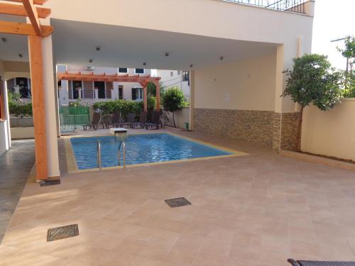 Bazén v ubytování Ifestos Hotel nebo v jeho okolí