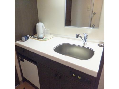 bagno con lavandino e specchio di Hotel Alpha Inn Akita - Vacation STAY 67295v ad Akita