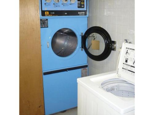 una lavatrice blu e una lavatrice in camera di Hotel Alpha Inn Akita - Vacation STAY 67288v ad Akita