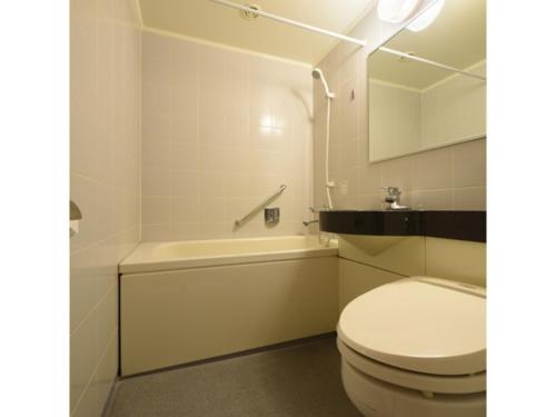 Misawa City Hotel - Vacation STAY 81764v في ميساوا: حمام مع مرحاض وحوض استحمام ومغسلة