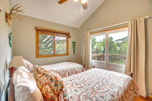 Llit o llits en una habitació de Mountain Village Home Steps to Ski Lift and Shuttle!