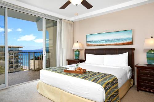 1 dormitorio con 1 cama y vistas al océano en K B M Resorts The Whaler WH11211 Sweeping Ocean Views 1 Bedroom beach gear newly furnished 2023 L Occitane Amenities Includes Rental Car, en Kaanapali