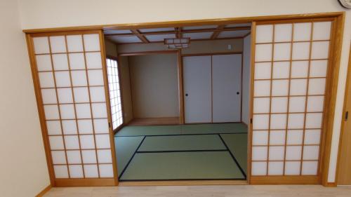 ein leeres Zimmer mit einer Tür in einem Zimmer in der Unterkunft Yokombo 2 Pet friendly inn - Vacation STAY 22296v in Kagawa