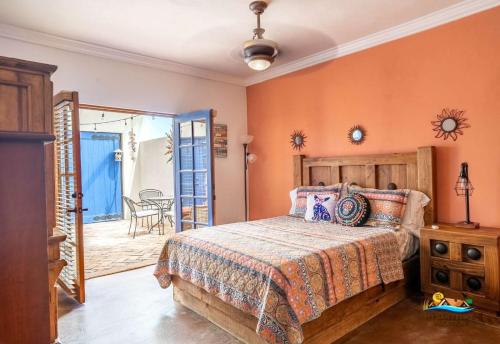 een slaapkamer met een bed en een deur naar een patio bij La Hacienda San Felipe Dream Home - Casa Sonora in San Felipe