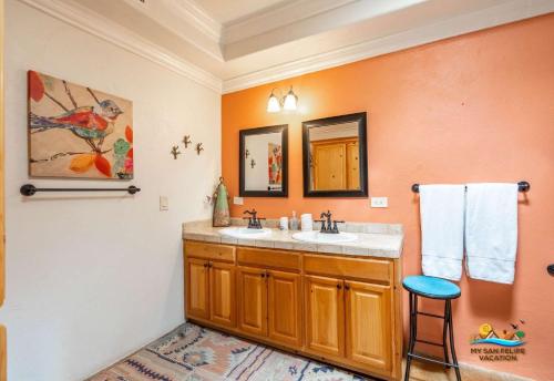 een badkamer met een wastafel en een spiegel bij La Hacienda San Felipe Dream Home - Casa Sonora in San Felipe