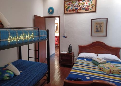 1 dormitorio con 2 literas y pasillo en Hostal Mirador Andino, en Manizales