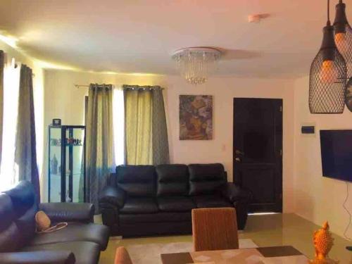 Area soggiorno di 3 Bedroom Furnished House near SM CDO uptown