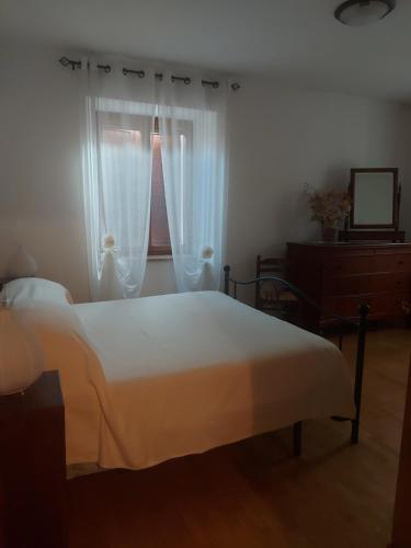 1 dormitorio con 1 cama, vestidor y ventana en Alloggio Petrigh, en Canal di Grivo