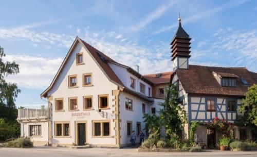 un edificio blanco con una torre de reloj encima en Einzel- Monteurzimmer barrierfrei en Forchtenberg