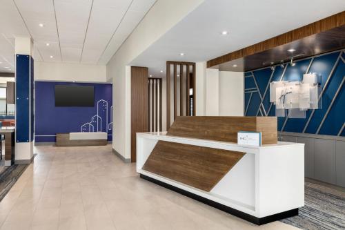 eine Lobby eines Krankenhauses mit einer Rezeption und einem TV in der Unterkunft Holiday Inn Express - Strathroy, an IHG Hotel in Strathroy