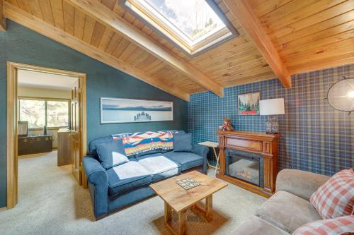ein Wohnzimmer mit einem blauen Sofa und einem Tisch in der Unterkunft Peaceful Cabin Between Flagstaff and Sedona! in Munds Park