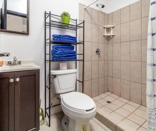 uma casa de banho com um WC e um chuveiro em Beach Vibes 72 Gardenhaus em Tijuana