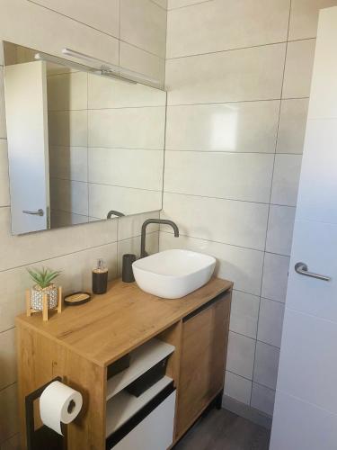 a bathroom with a sink and a mirror at VillaMar in Villaverde