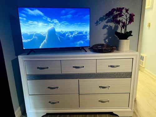 3bdrm modern entertainment homeにあるテレビまたはエンターテインメントセンター