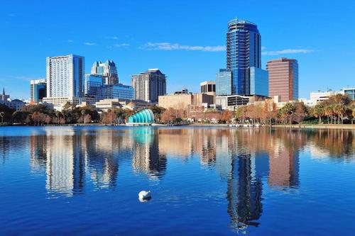 a city skyline with a lake in front of a city at 3bdrm modern entertainment home in Orlando