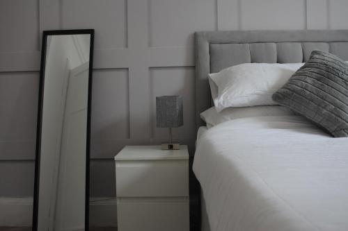 Postel nebo postele na pokoji v ubytování Comfy Stays City Apartment