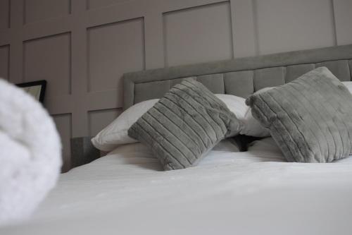 Postel nebo postele na pokoji v ubytování Comfy Stays City Apartment