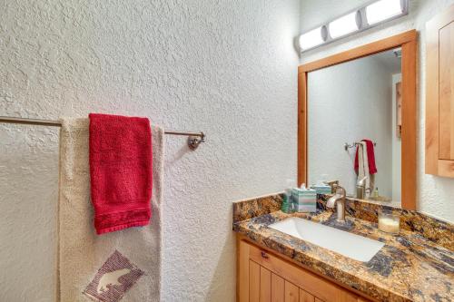 W łazience znajduje się umywalka i czerwony ręcznik. w obiekcie Show Low Vacation Rental Near Lake and Ski Resort! w mieście Show Low