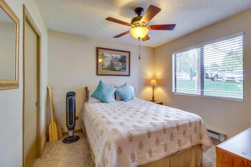 Llit o llits en una habitació de Show Low Vacation Rental Near Lake and Ski Resort!