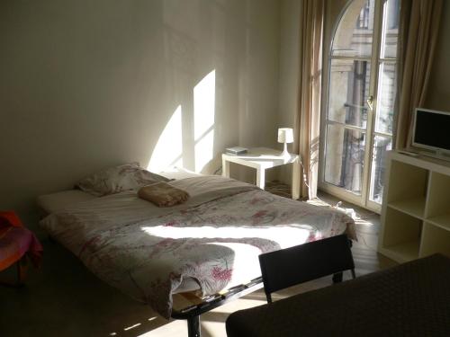 una camera con letto e finestra di Vieux Marché - Centre historique a Rouen