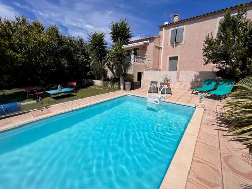 une piscine devant une maison dans l'établissement Maison Clochette, Belle Villa Piscine, à Martigues