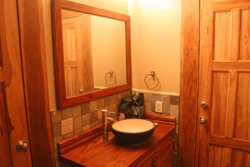 y baño con lavabo y espejo. en Urbanos Hostel, en Santa Catalina
