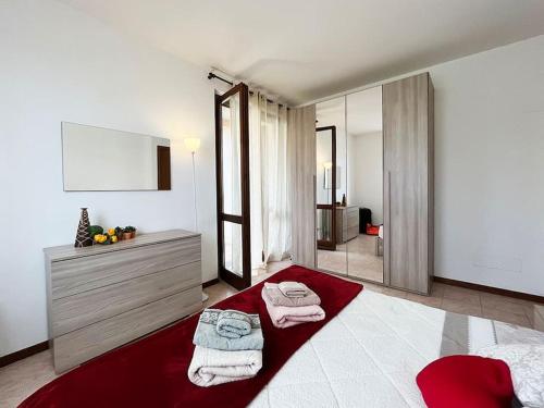 Baño con 2 toallas en una alfombra roja en Gli ulivi di Mafalda - Garden * Parking * City centre, en Spello