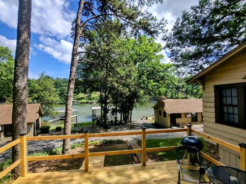 une terrasse avec vue sur un lac et une maison dans l'établissement #09 - Large Lakeview One Bedroom- Pet Friendly, à Hot Springs