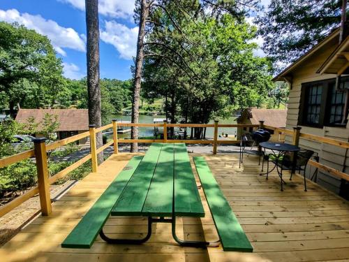 Balkoni atau teres di #09 - Large Lakeview One Bedroom- Pet Friendly