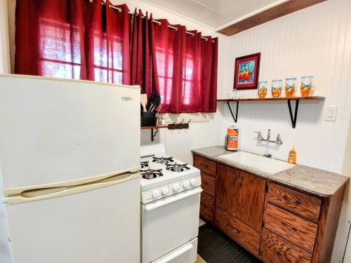 Dapur atau dapur kecil di #09 - Large Lakeview One Bedroom- Pet Friendly