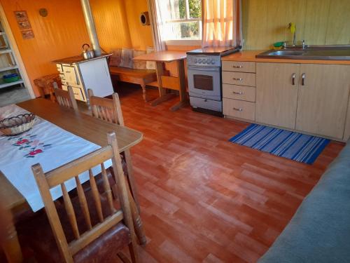 cocina con mesa y suelo de madera en Casa Campo Notuco, 
