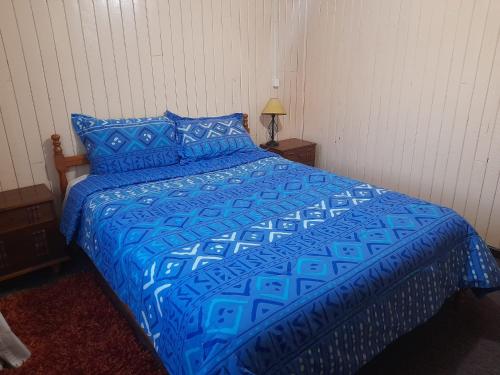 1 cama con edredón azul en un dormitorio en Casa Campo Notuco, 