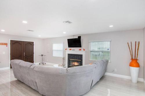 ein Wohnzimmer mit einem Sofa und einem Kamin in der Unterkunft Y&M TAMPA SWEET HOME! in Tampa