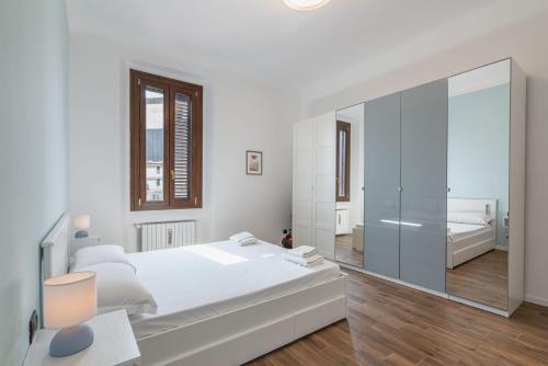 - une chambre blanche avec un lit et une douche en verre dans l'établissement Easylife - Coccole e relax nel cuore di Isola, à Milan
