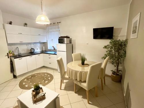 une cuisine et une salle à manger avec une table et des chaises dans l'établissement Villa Chiara, à Vodice
