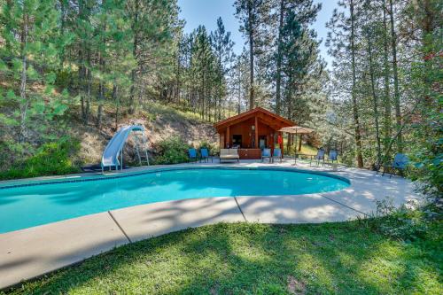 Swimmingpoolen hos eller tæt på Mountain Cabin with Pool at Flowing Springs Ranch!