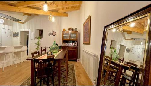 a kitchen and dining room with a table and chairs at CASA TITA in Campo de Villavidel