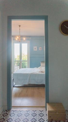 a bedroom with a bed and a glass door leading to a window at Il Biru in Montelupo Albese