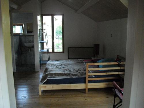 博姆雷達姆的住宿－la quatorze，一间卧室设有一张床和一个窗口