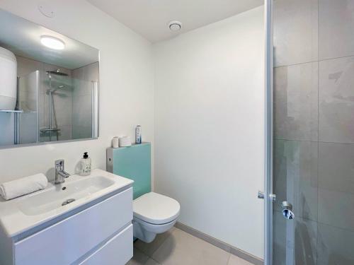 Un baño con inodoro, lavabo y ducha. en Stavanger Bnb at nicolas 11, en Stavanger