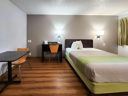 Habitación de hotel con cama y escritorio en Motel 6-Baytown, TX - Baytown East en Baytown