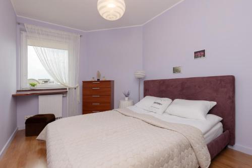 biała sypialnia z dużym łóżkiem i oknem w obiekcie Cozy Apartment with Parking in Warsaw Ursus by Renters w Warszawie