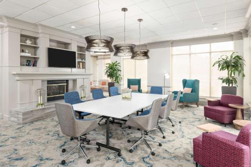 Hilton Garden Inn Lafayette/Cajundome في لافاييت: قاعة اجتماعات مع طاولة وكراسي