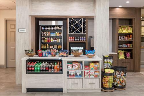 a store with a counter with food and drinks at Hilton Garden Inn Lafayette/Cajundome in Lafayette