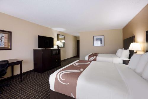 Letto o letti in una camera di Quality Inn & Suites Big Rapids near University