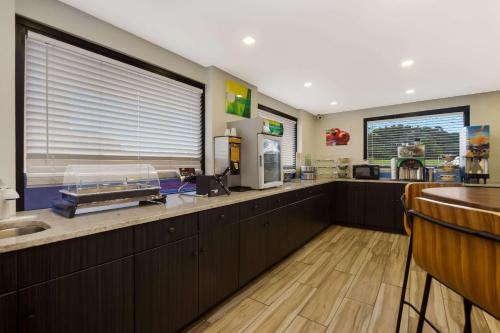 TV a/nebo společenská místnost v ubytování Quality Inn Coliseum