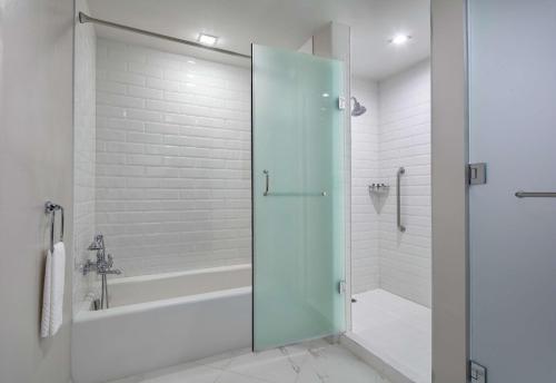 Un baño de The Higgins Hotel New Orleans, Curio Collection by Hilton